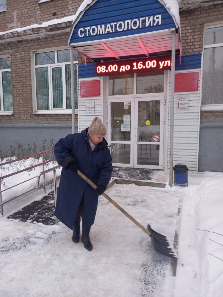 Территория поликлиники очищена от снега